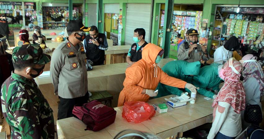 Kapolres Situbondo dan Forkopimda Tinjau Pasar Asembagus, Sosialisasikan Disiplin Protokol Kesehatan