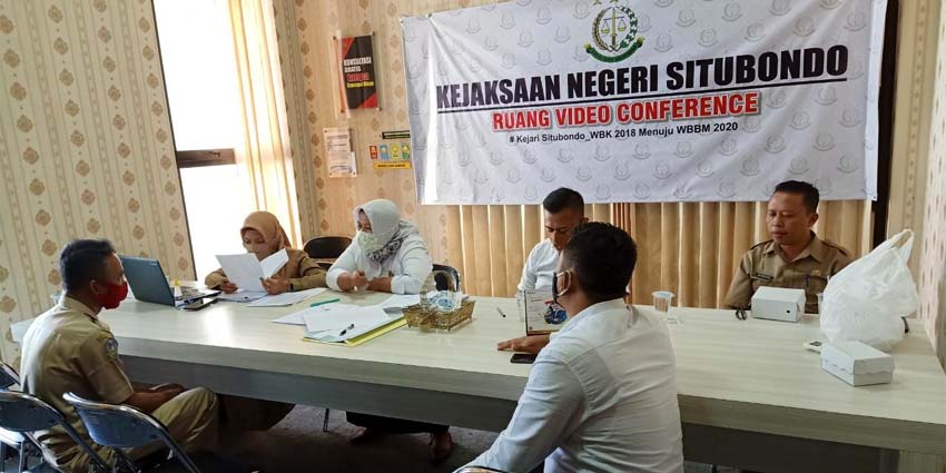 Beberapa petugas pemungut pajak bumi dan bangunan (PBB-P2) hadir di Kantor Kejari Situbondo untuk dimintai keterangan dan membuat surat pernyataan akan mengembalikan. (her/im)