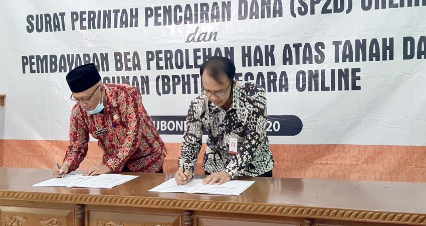 TANDA TANGAN: MoU antara BPPKAD Pemkab Situbondo menyangkut Sistem SP2D online dan Pembayaran Bea Perolehan Hak Atas Tanah dan Bangunan (BPHTB) secara online. (her)