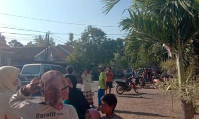 RESAH: Warga Desa Kayuputih, Kecamatan Panji, Kabupaten Situbondo, saat berkumpul ditepi jalan. (im)