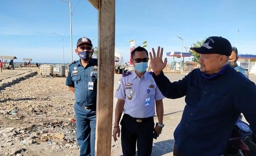 Ir H Sumail Abdullah meninjau langsung kondisi pelabuhan Kalbut di Desa Semiring, Kecamatan Mangaran, Kabupaten Situbondo, Jawa Timur, Rabu (30/09/2020). (her)