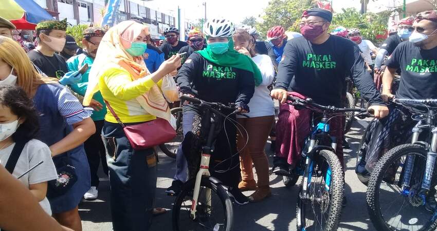 Suasana pelepasan Gowes bareng Gubernur Jatim. (her)