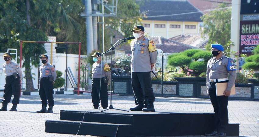 Kapolres Situbondo AKBP Achmad Imam Rifai SH SIK M PICT M ISS saat memberikan arahan. (im)