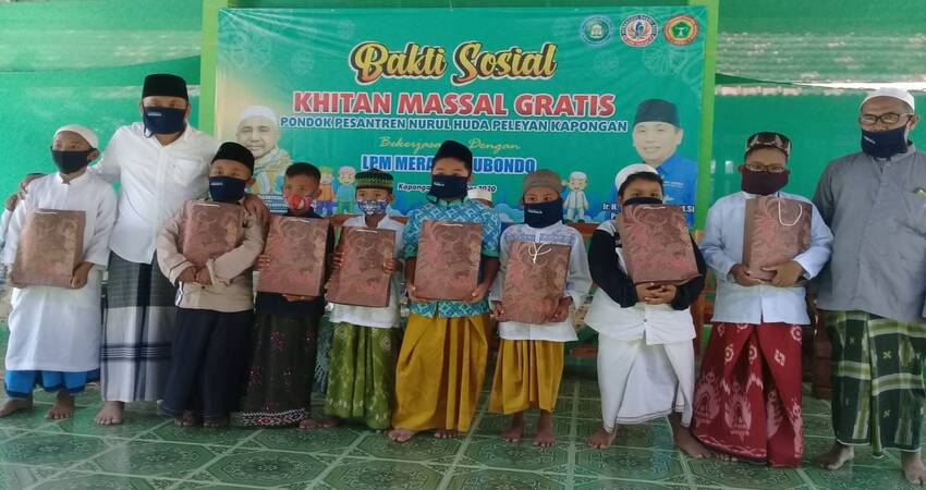 Pembina LPM Merak Situbondo Ir H Yoyok Mulyadi M Si saat foto bersama anak-anak yang selesai di khitan. (her)