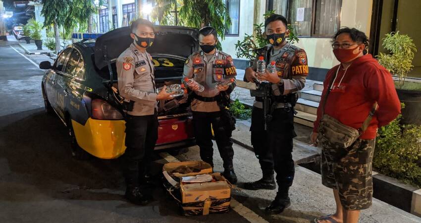 47 botol Miras jenis arak yang diamankan Polisi. (im)