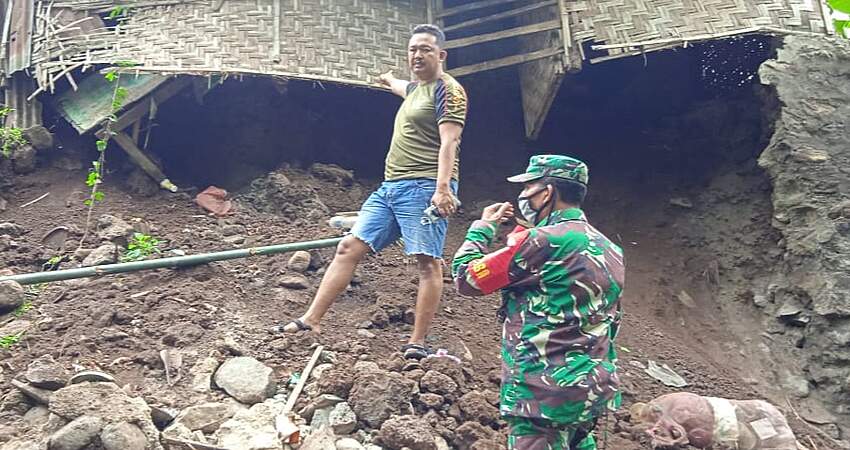 Hujan Deras, Dapur Rumah Warga di Banyuglugur Situbondo Longsor