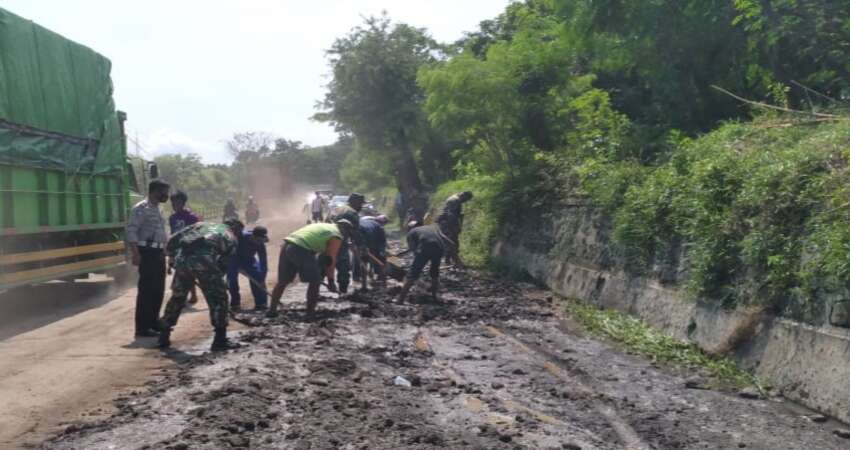 Jalan Raya Pantura Besuki - Situbondo Terganggu Dampak Tanggul Jebol, Muspika dan BPBD Bersihkan Jalan Secara Manual