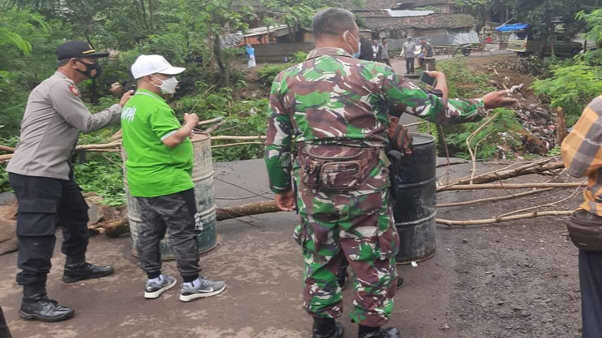 Jembatan Antar Dusun Ambrol Jadi Jujugan Bupati Situbondo