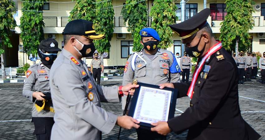 Kapolres Situbondo Pimpin Kenaikan Pangkat dan Purna Bhakti Anggota