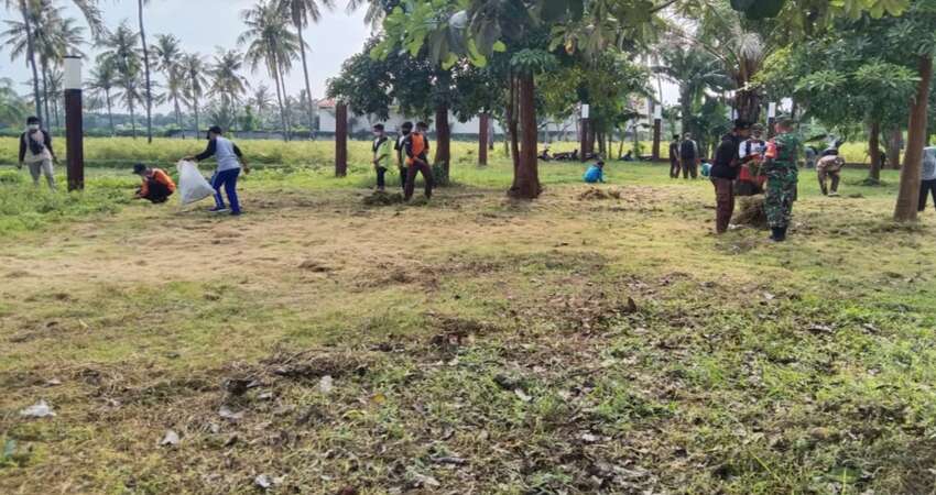 Koramil Arjasa Situbondo Bersama Pramuka dan Forkopimka Kerja Bakti di Taman Siwalan