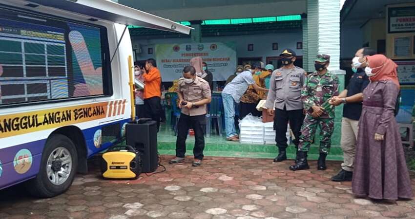 Penyerahan Masker dan Penanaman Pohon Tandai Pembentukan Destana Desa Gadingan Situbondo