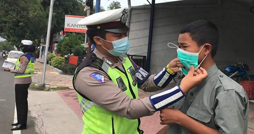 Polres Situbondo Bagi Masker dan Ingatkan Prokes ke Pengunjung Pasar dan Cafe