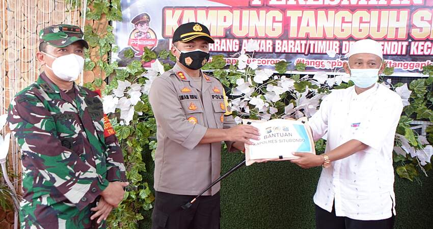 Resmikan Kampung Tangguh, Kapolres Situbondo Bersama Dandim juga Bagi Sembako dan Masker