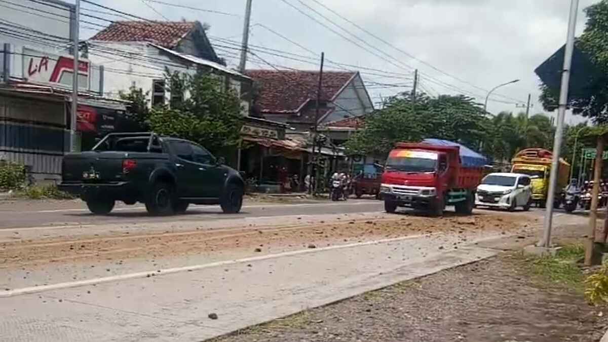 Truck Pengangkut Galian C Bahayakan Pengendara