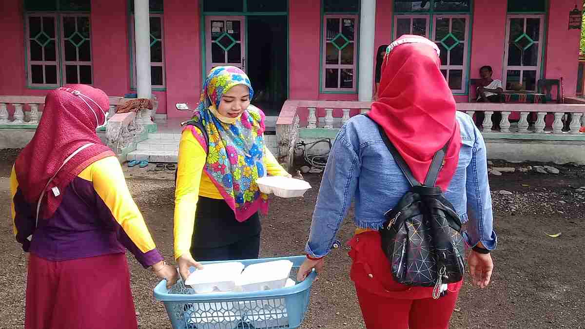 Jumat Berkah, Kades Mangaran bersama Kader Desa Bagikan Nasi Kotak