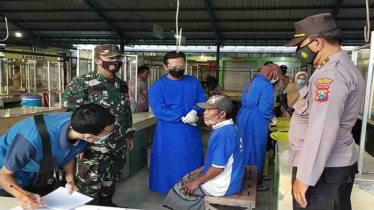 Satgas Covid-19 Jangkar Situbondo Lakukan Swab Antigen Secara Acak di Pasar Curah Kalak dan Calon Penumpang Kapal