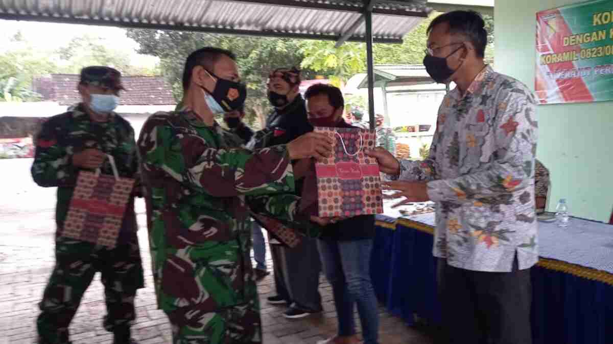 Koramil Banyuputih Tingkatkan Kebersamaan Melalui Komsos bersama Masyarakat