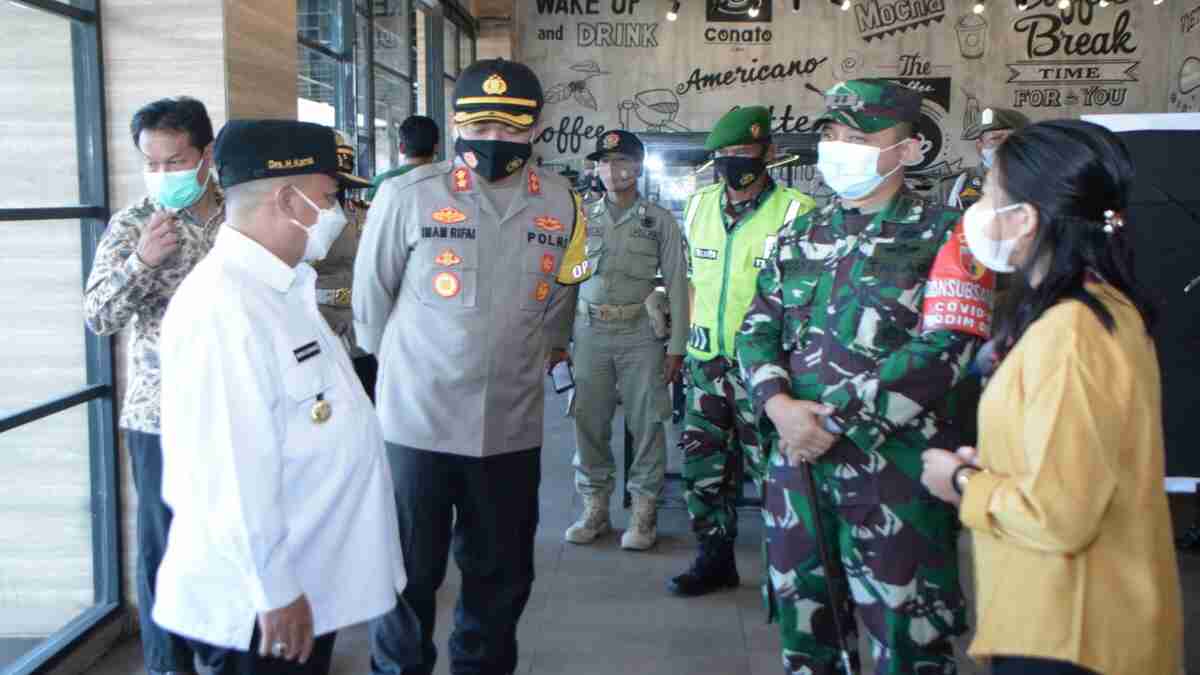 Forkopimda Situbondo Jujug Pertokoan dan Pasar dalam Memantau Penerapan PPKM Darurat