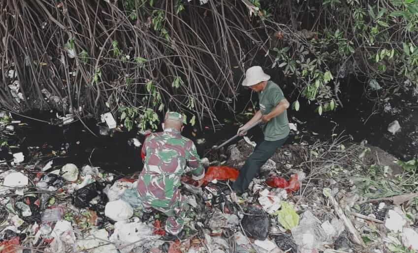 DLH Situbondo bersama Babinsa Besuki dan Warga Kerja Bareng Bersihkan Sampah