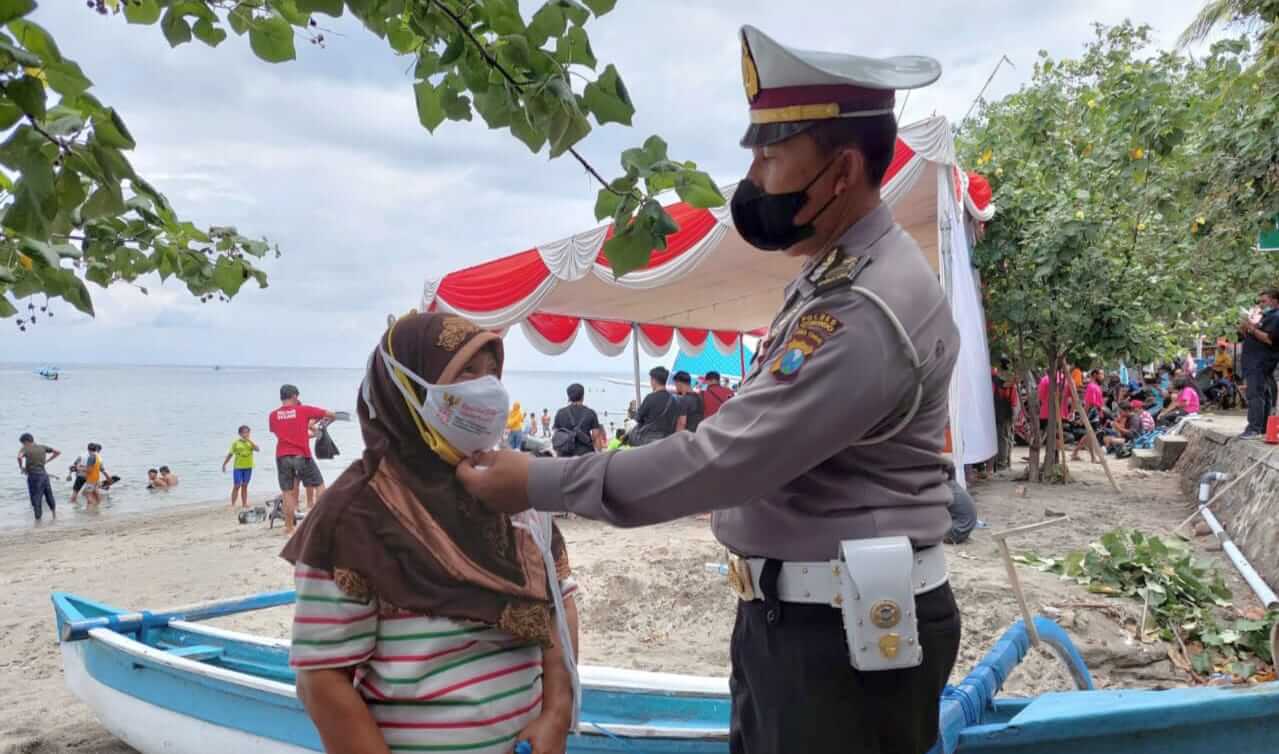 Satlantas Polres Situbondo Patroli Ketaatan Prokes di Kawasan Wisata Pasir Putih