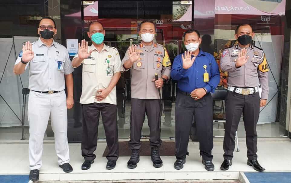 Pastikan Pelayanan Prima dan Bebas Pungli, Kapolres Situbondo Cek Samsat