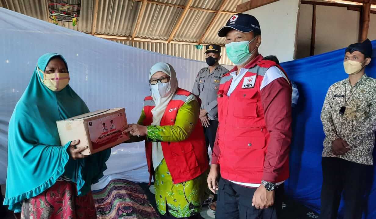 Pemkab Situbondo dan PMI Salurkan Bantuan ke Warga Terdampak Banjir Rob