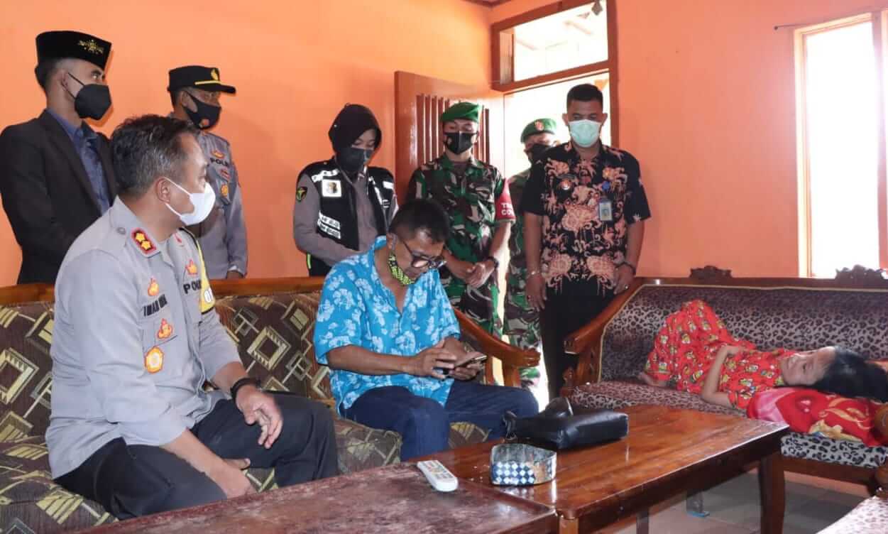 Kunjungi Dua Warga Penderita Hidrocephalus, Kapolres Situbondo Janjikan Bantuan Pengobatan Maksimal