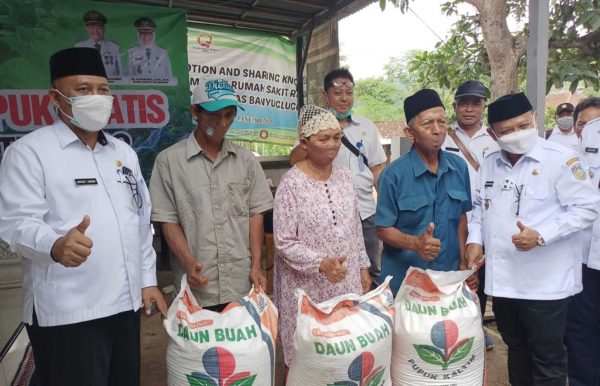 Bupati Situbondo Pimpin Penyaluran Pupuk Gratis kepada Petani di Lima Desa