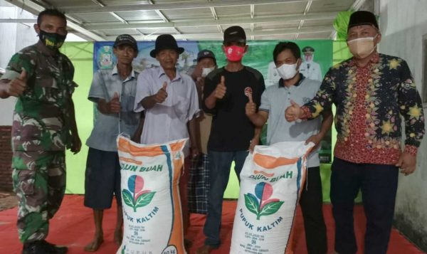 Kelompok Tani Desa Widoro Payung Situbondo Digelontor Pupuk Gratis 11 Ton