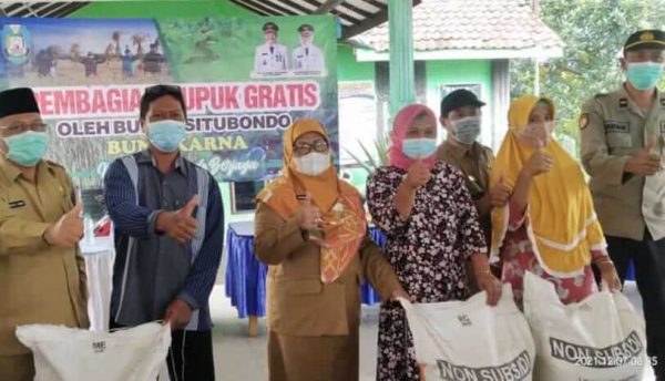 Wabup Situbondo Serahkan 39 Ton Pupuk Gratis kepada Petani Desa Selomukti