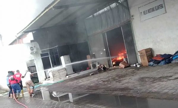 Diduga Tersambar Petir, Gudang Elektronik milik PT Melio Indotama Sejahtera Terbakar