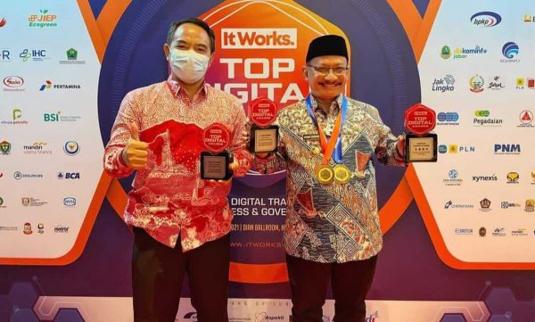 Pemerintah Kabupaten Situbondo Borong Tiga Penghargaan Sekaligus dalam Top Digital Awards 2021