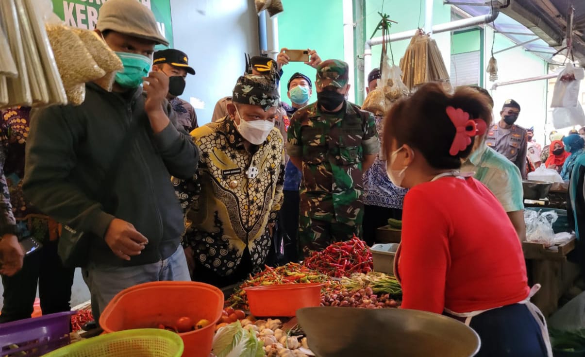 Bupati Situbondo bersama Forkopimda Blusukan ke Pasar Tradisional Guna Pastikan Harga Bahan Pokok Aman