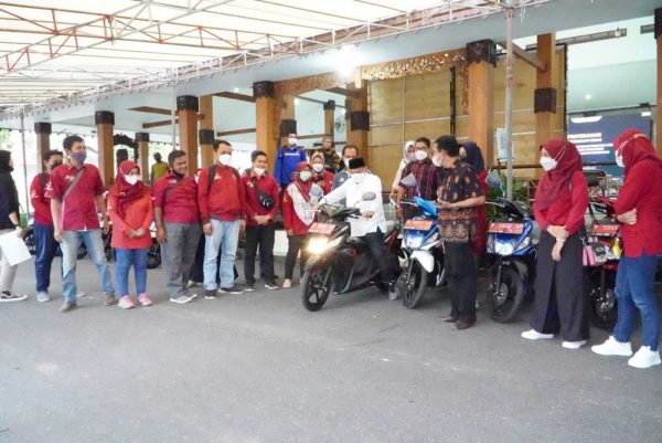 Bupati Situbondo Salurkan 17 Motor Dinas kepada Korcam Pendamping PKH untuk Penanggulangan Kemiskinan