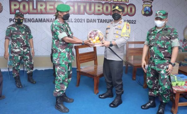 Kapolres Situbondo bersama Dandim 0823 beri Bingkisan Petugas Pos Pam Nataru