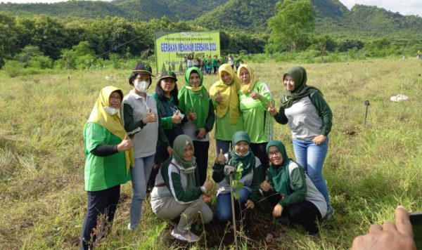 Perum Perhutani KPH Bondowoso Adakan Giat Gerakan Menanam