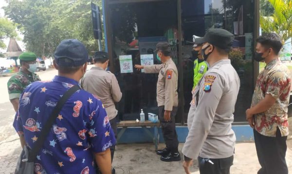 Personel Pos Nataru Situbondo Optimalkan Aplikasi PeduliLindungi untuk Wisatawan Pantai Pasir Putih