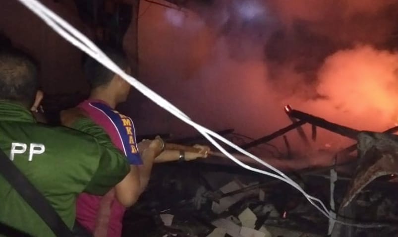 Diduga Akibat Hubungan Arus Pendek, Dua Rumah di Panji Situbondo Ludes Terbakar