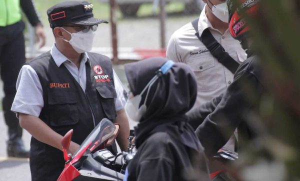 Bupati Situbondo dan Forkopimda Turun Langsung Operasi Yustisi Penegakan Prokes di Jalan Raya Pantura Banyuglugur