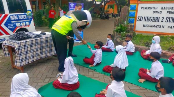 Polisi Sahabat Anak Situbondo Kenalkan Rambu Lalu Lintas dan Masker untuk Antisipasi Covid