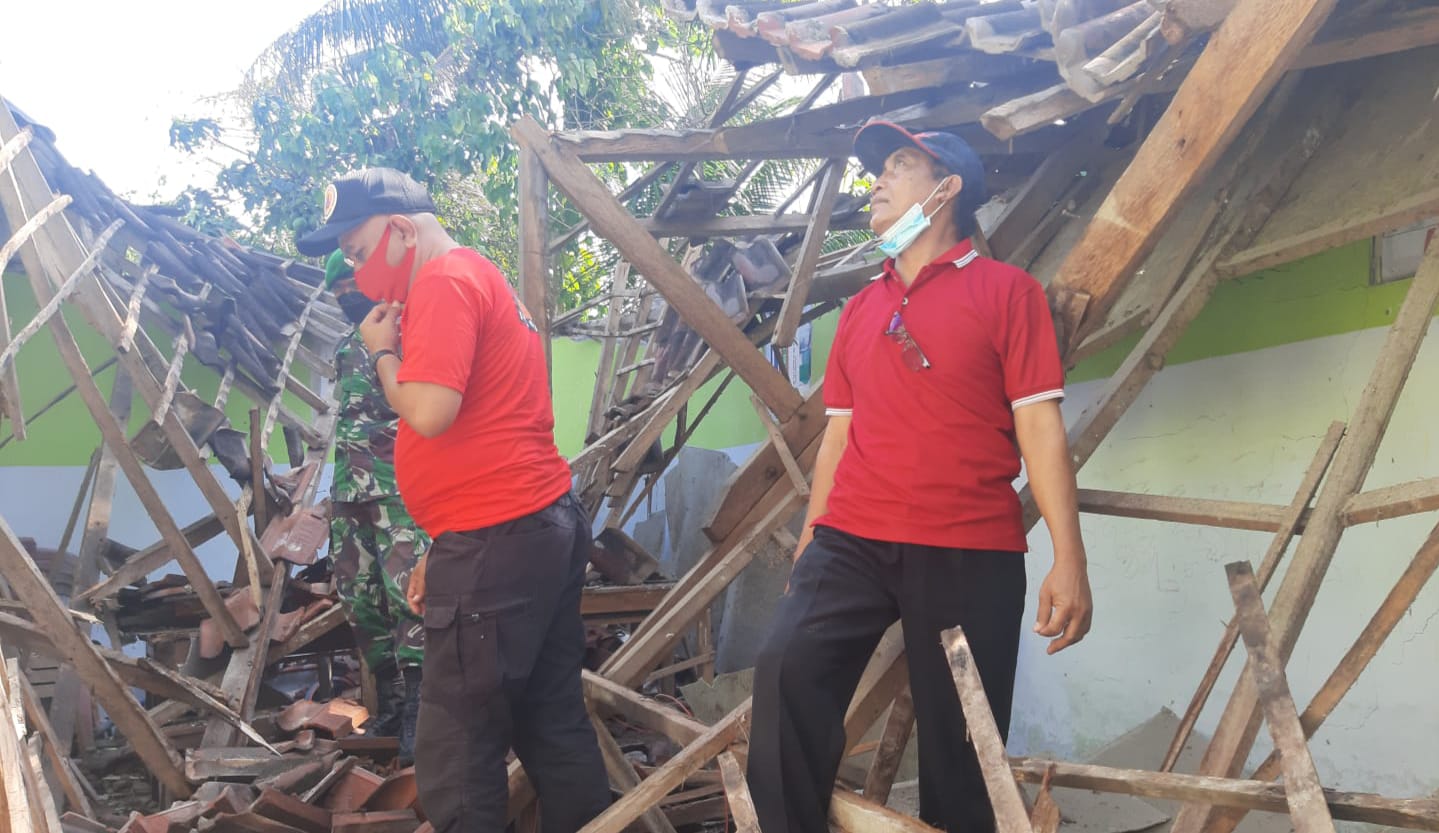 Hujan Deras Disertai Angin Kencang di Situbondo Kembali Makan Korban, Gedung Madrasah Ambruk