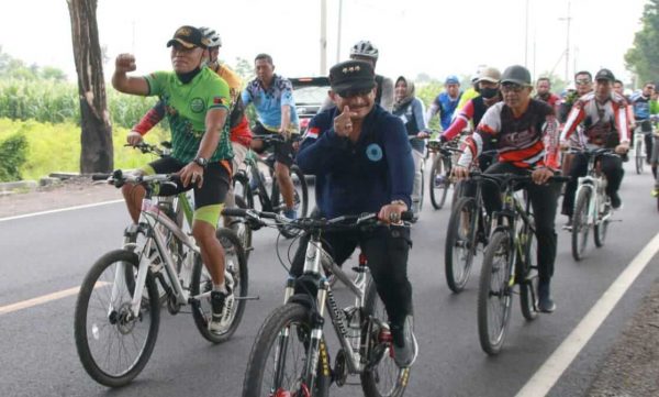 Rekatkan Sinergitas, Forkopimda Situbondo Gowes dan Bagi Beras ke Pedagang serta Masyarakat