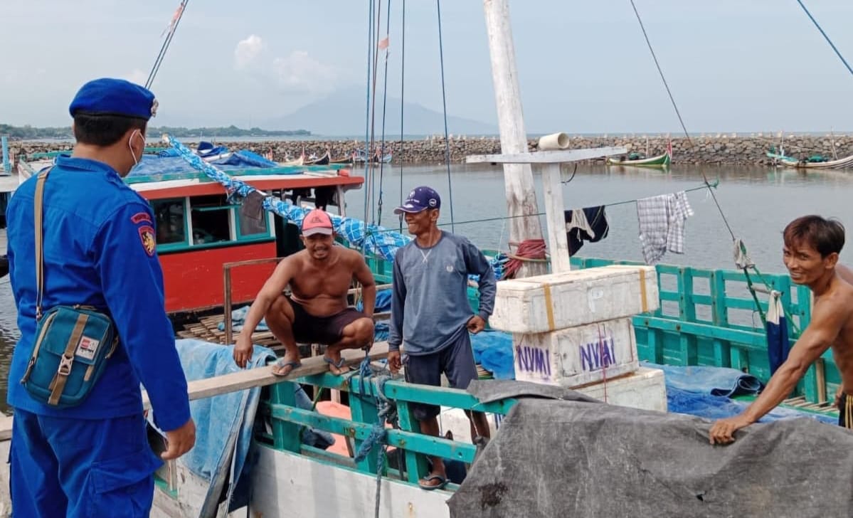 Satpolairud Polres Situbondo Sambang Nelayan Informasikan Rilis BMKG Terkait Cuaca Ekstrim