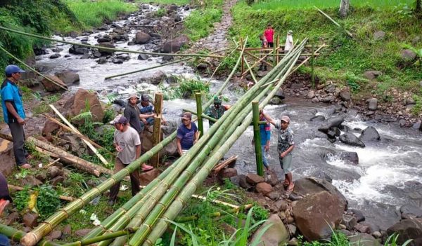 Koramil Jatibanteng bersama Forkopimka dan Masyarakat Gotong Royong Bangun Jembatan Penghubung