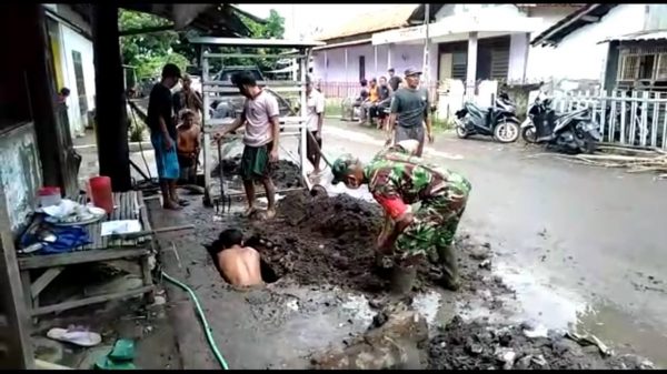 Antisipasi Banjir, Babinsa Ketah Situbondo bersama Warga Bersihkan Drainase