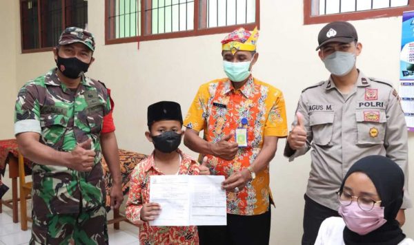 TNI-Polri Kawal Tim Vaksinasi Anak di SDN 2 Mimbaan Panji Situbondo