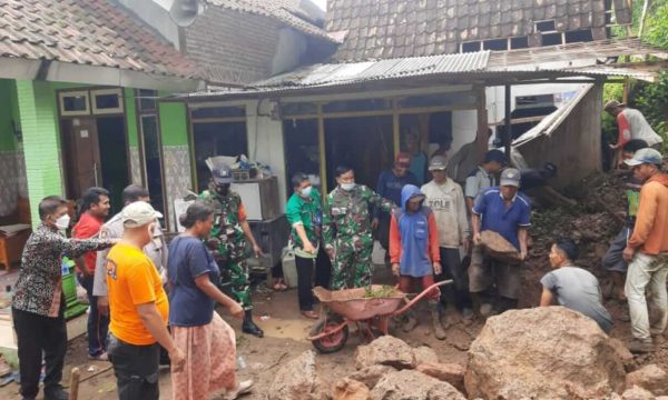 Diguyur Hujan Deras, Giliran Rumah Warga Selomukti Situbondo Tertimpa Longsor