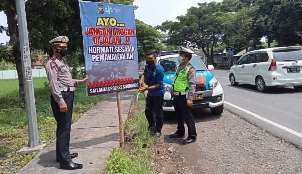 Tekan Angka Laka Lantas, Polres Situbondo Pasang Banner Imbauan di Black Spot