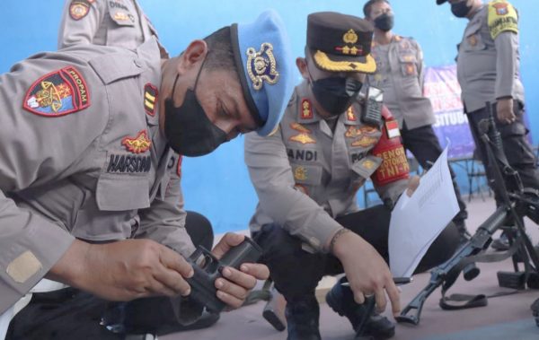 Periksa Senpi Inventarisir dan Anggota, Kapolres Situbondo minta Senpi Laras Panjang Ditarik dari Polsek