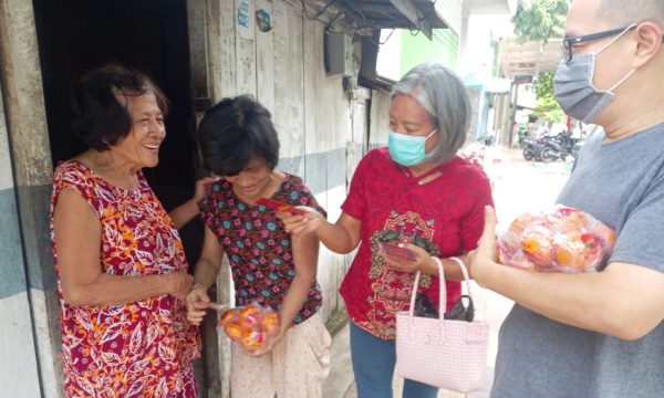 Rayakan Imlek, Xi Hua Kumunitas Tionghua Situbondo Bagikan Angpau ke Lansia dan Anak Yatim